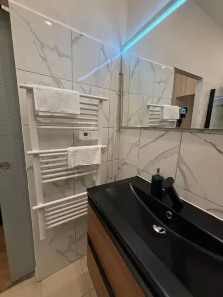 Appartement 50 m² Marseille, climatisation et balcon vue ville : photo 12