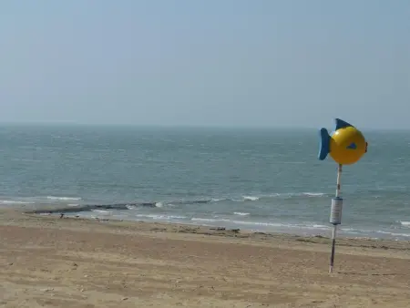Ein Bungalow in einem Ferienpark, ganz in der Nähe vom Meer - Photo 12