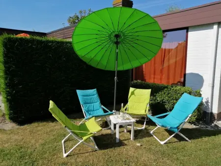 Ein Bungalow in einem Ferienpark, ganz in der Nähe vom Meer - Photo 26