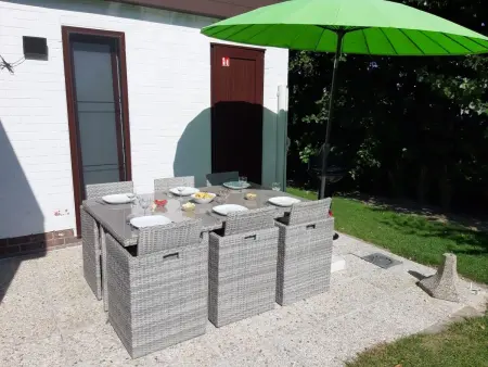 Ein Bungalow in einem Ferienpark, ganz in der Nähe vom Meer - Photo 27