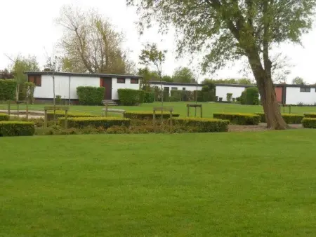 Ein Bungalow in einem Ferienpark, ganz in der Nähe vom Meer - Photo 30