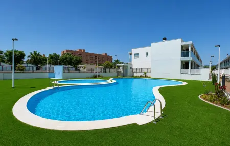 Appartement Sol y Mar à Torre La Sal : terrasse couverte et piscine : photo 2