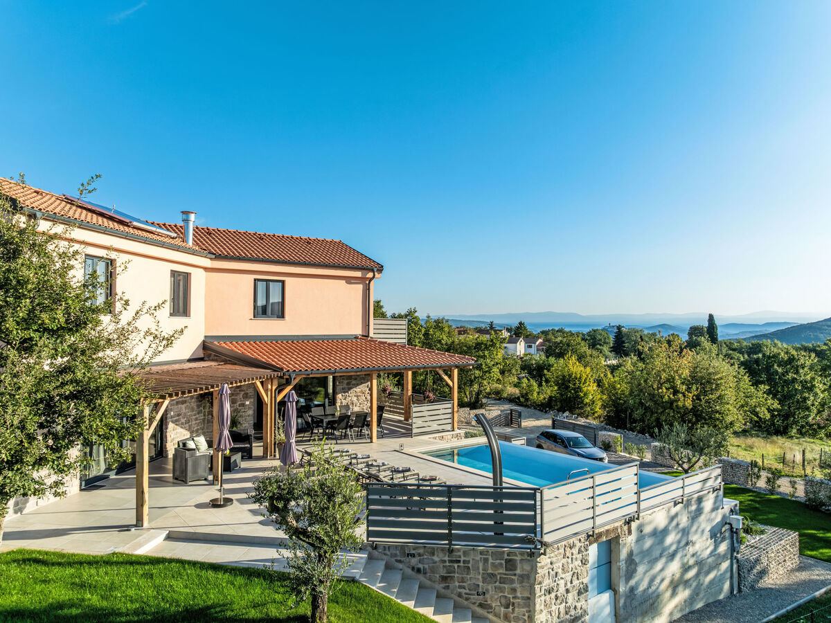 Villa Dominika à Motovun : 8 pers, piscine, vue montagnes - Photo 1