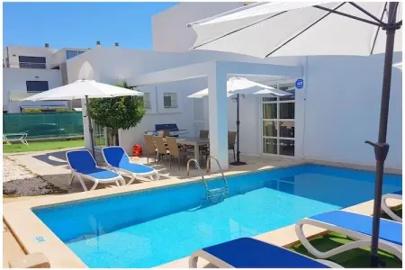Maison blanche style Ibiza avec piscine à Can Picafort : photo 3
