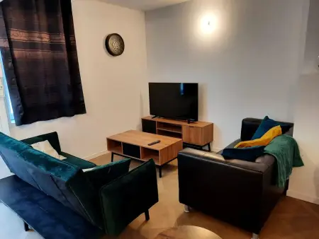 Maison de campagne avec terrasse privée à Ervy-le-Châtel : photo 1