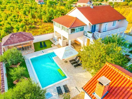 Holiday Home Dinko with pool – Maison 5 chambres