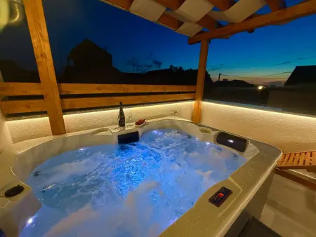 Maison Blažov Dvor avec jacuzzi à Zaton