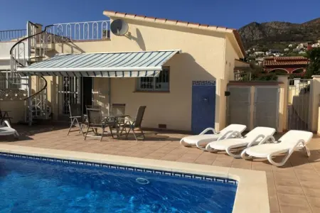 Maison méditerranéenne avec piscine et vue baie de Roses