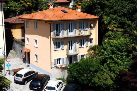 Maison 9 personnes sur la place de l'église à Cannero Riviera