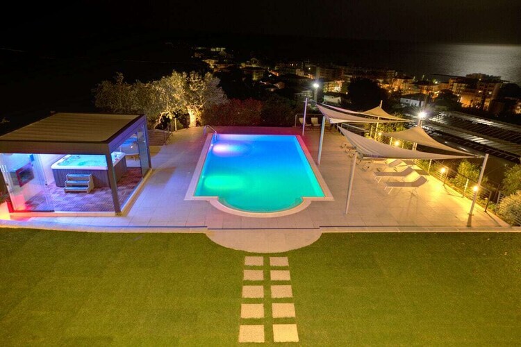 Villa il Poggiolo : 3 appartements, piscine débordement à Diano Marina - Photo 2