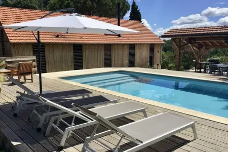 Location maison à Veyrines de Domme, La chaise et la piscine près de Sarlat