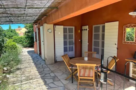 Maison climatisée Aups, piscine eau salée et jeux : photo 3