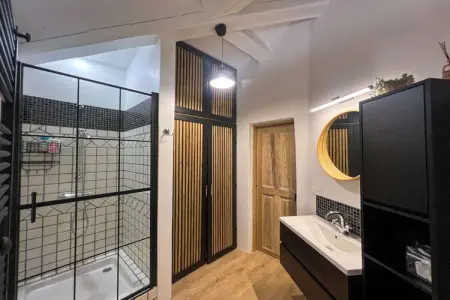 Maison climatisée Aups, piscine eau salée et jeux : photo 14