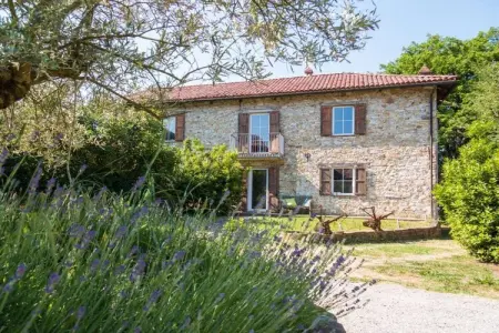 Location maison à Cortemilia, Maison de vacances dans le Piémont avec 2 chambres