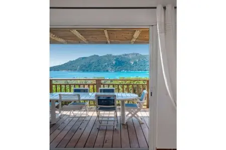 Mini villa T2 face à la baie de Santa Giulia