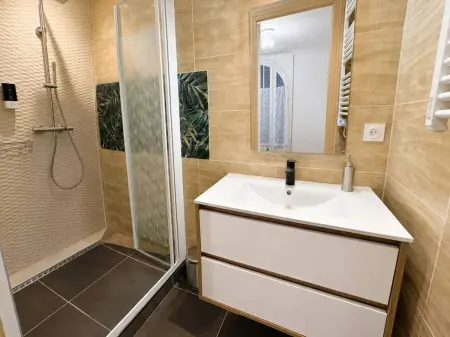 Appartement 90 m² à Lourdes avec jardin clos et parking inclus : photo 9
