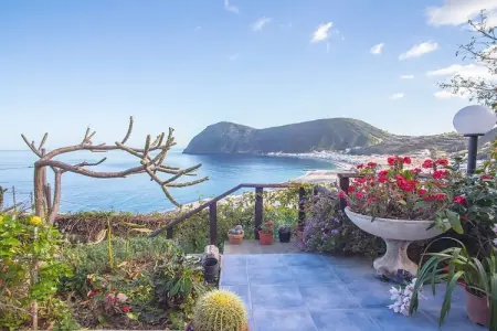 Villa Mela D à Lipari : maison face à la mer