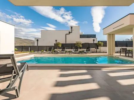 Villa avec piscine chauffée à Pridraga, 6 personnes