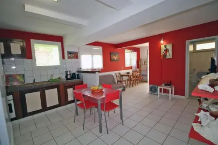 Appartement 85 m² à Sainte-Anne, vue mer et piscine partagée : photo 1
