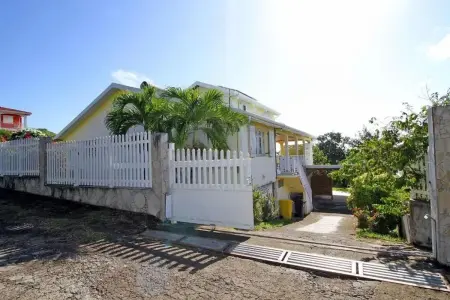 Appartement 85 m² à Sainte-Anne, vue mer et piscine partagée : photo 13