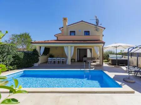 Maison Matis avec piscine privée près de Pula