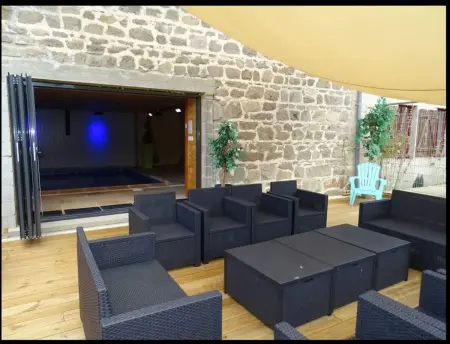 Villa familiale 350 m² avec piscine privée à Gouttières : photo 14