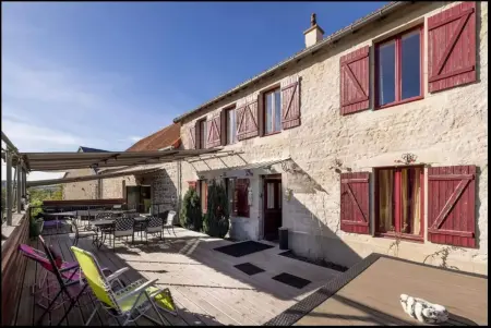 Villa familiale 350 m² avec piscine privée à Gouttières : photo 16