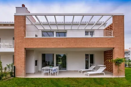 Appartement en étage avec balcon dominant les palmiers