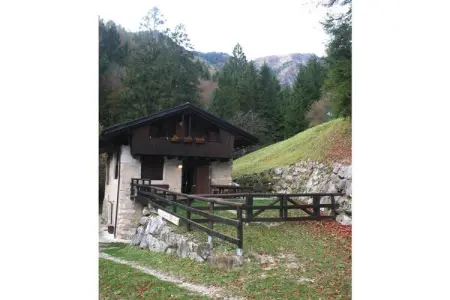 535623, Maison de vacances à Bezzecca avec piscine - Photo 2