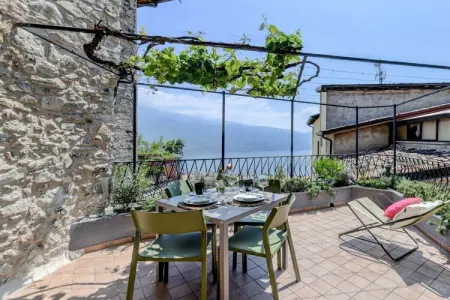 Maison indépendante à Tignale avec balcon panoramique