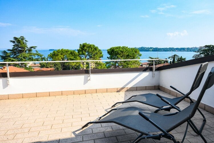 Appartement rénové face au lac, balcon à Gardone Riviera - Photo 12