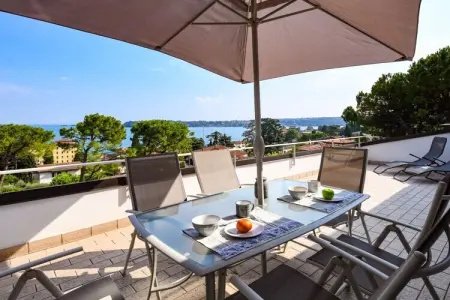 Appartement rénové face au lac, balcon à Gardone Riviera