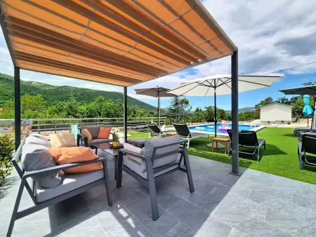 Maison Mara à Trogir : piscine et terrain de 3000 m² : photo 2