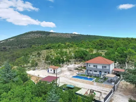 Maison Mara à Trogir : piscine et terrain de 3000 m² : photo 3