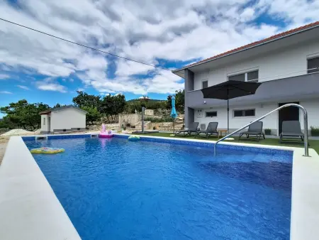 Maison Mara à Trogir : piscine et terrain de 3000 m² : photo 5