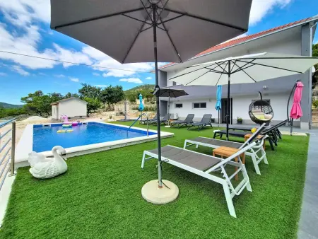 Maison Mara à Trogir : piscine et terrain de 3000 m² : photo 19