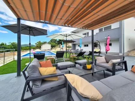 Maison Mara à Trogir : piscine et terrain de 3000 m² : photo 45