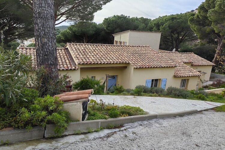 Villa vue mer avec piscine intérieure à Cavalaire - Photo 1