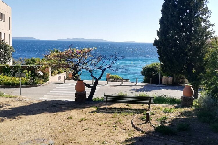 Villa vue mer avec piscine intérieure à Cavalaire - Photo 37