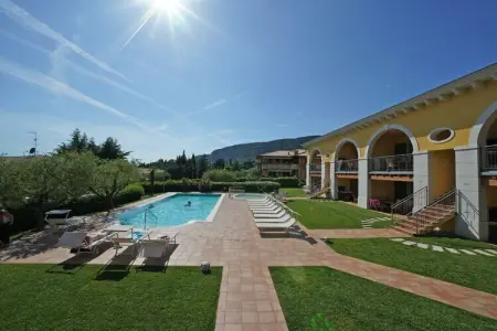 Maison 2 chambres avec piscine et vue lac à Garda