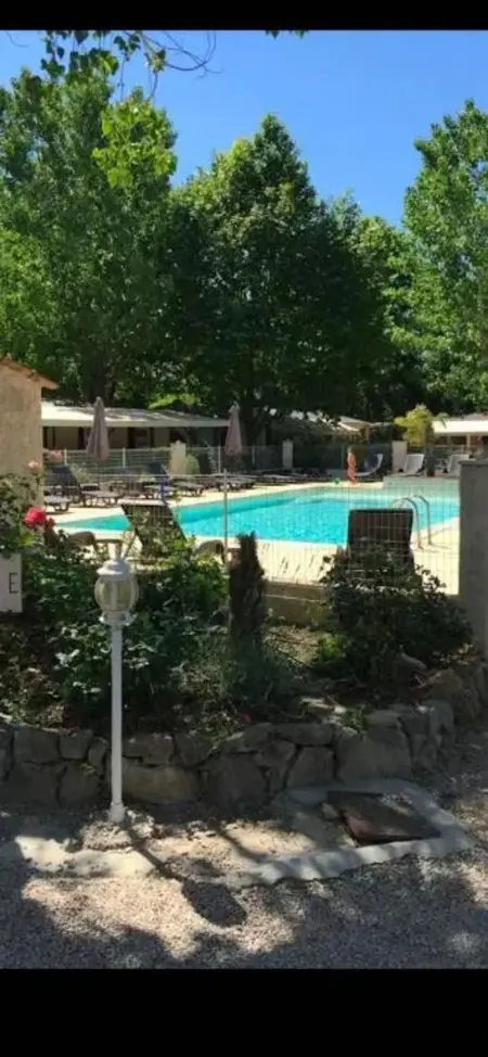 Location bungalow à Tourrettes, Bungalow Tourrettes 50 m² piscine