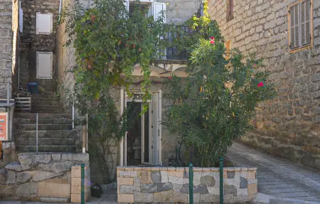 Petit appartement rustique en pierre, Casalabriva