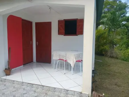 Appartement 36 m² Sainte-Anne avec jardin clôturé et parking : photo 2