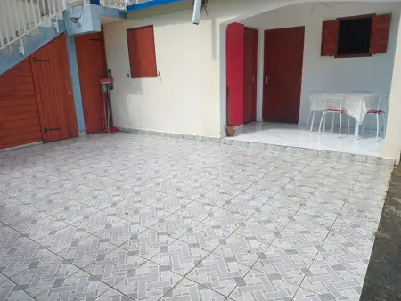 Appartement 36 m² Sainte-Anne avec jardin clôturé et parking : photo 7