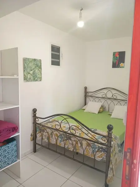 Appartement 36 m² Sainte-Anne avec jardin clôturé et parking : photo 8
