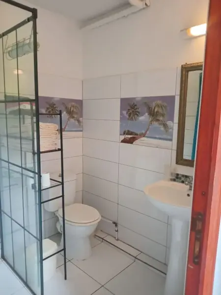 Appartement 36 m² Sainte-Anne avec jardin clôturé et parking : photo 14