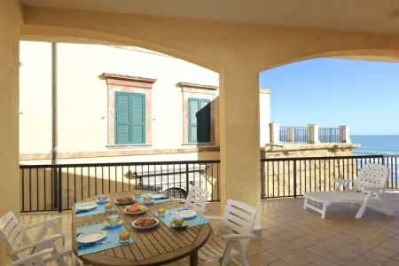 Maison Icaro à Marina di Ragusa, accès direct à la plage : photo 1