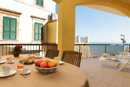 Maison Icaro à Marina di Ragusa, accès direct à la plage : photo 5