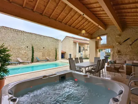Gîte 8 pers. avec piscine et spa à Saint-Amant-de-Nouère : photo 1