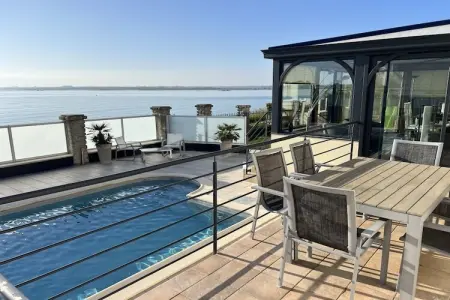 Villa vue mer à Plouneour Très, piscine et plage privée